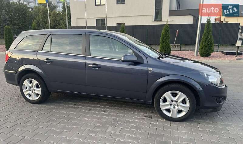 Універсал Opel Astra 2010 в Луцьку