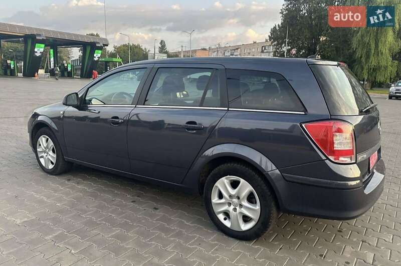 Універсал Opel Astra 2010 в Луцьку