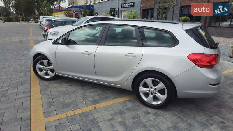 Универсал Opel Astra 2011 в Звягеле