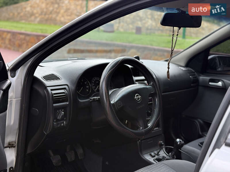 Хэтчбек Opel Astra 2004 в Могилев-Подольске
