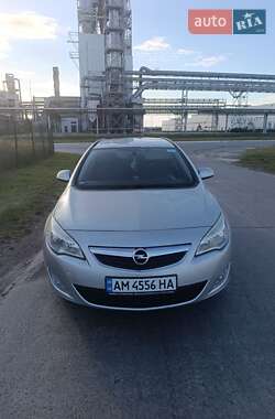 Универсал Opel Astra 2012 в Коростене