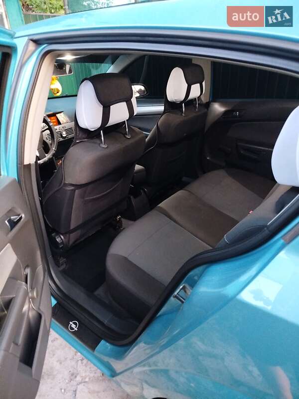 Хэтчбек Opel Astra 2004 в Лебедине