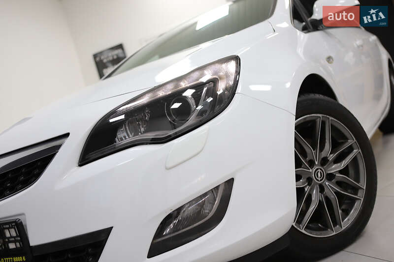 Универсал Opel Astra 2013 в Дрогобыче