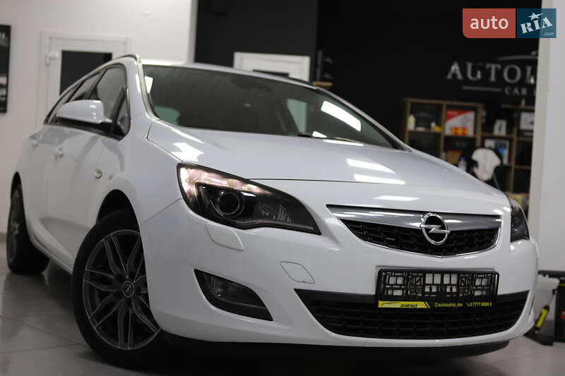 Универсал Opel Astra 2013 в Дрогобыче
