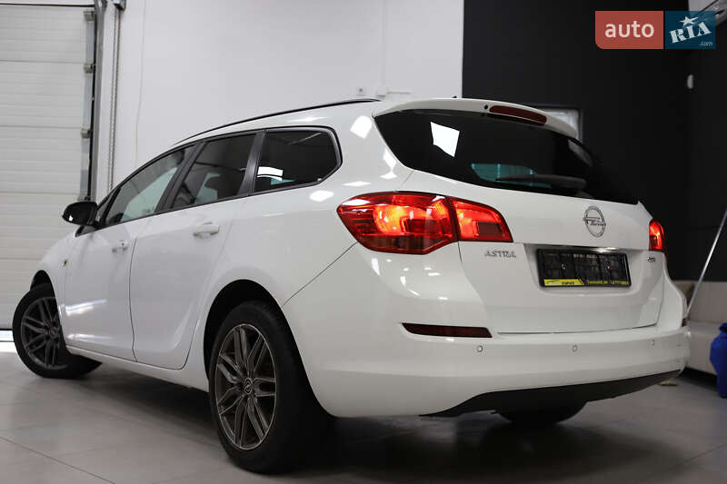 Универсал Opel Astra 2013 в Дрогобыче