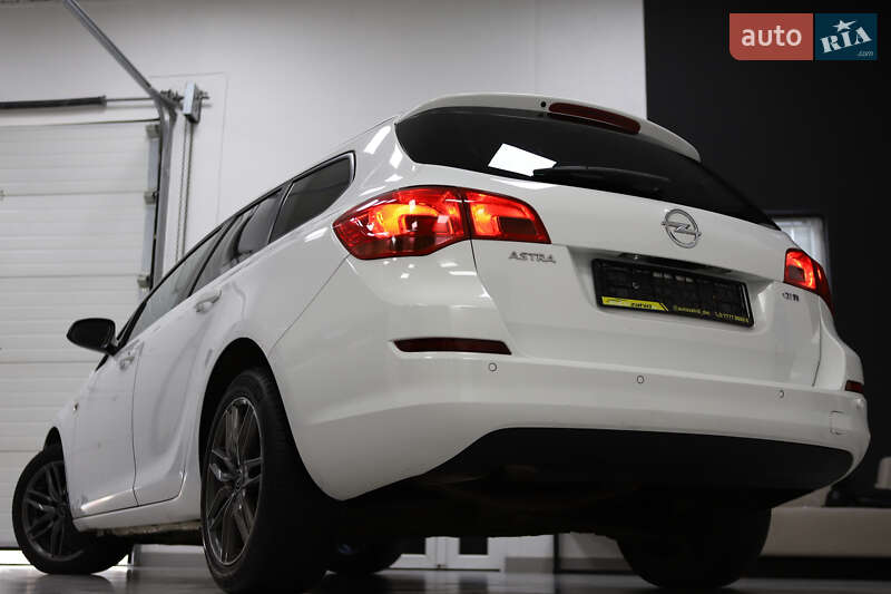 Универсал Opel Astra 2013 в Дрогобыче