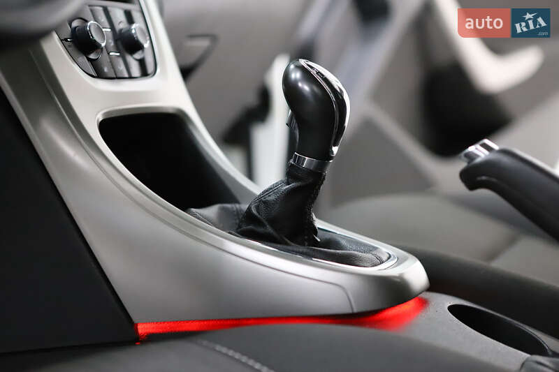 Универсал Opel Astra 2013 в Дрогобыче