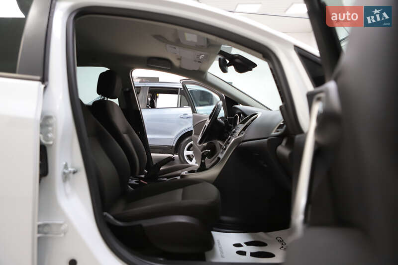 Универсал Opel Astra 2013 в Дрогобыче