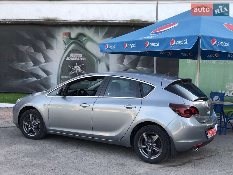 Хэтчбек Opel Astra 2011 в Львове