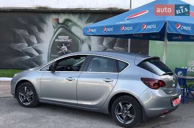 Хэтчбек Opel Astra 2011 в 