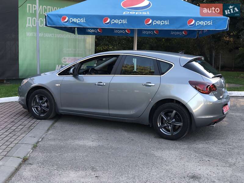 Хэтчбек Opel Astra 2011 в Львове