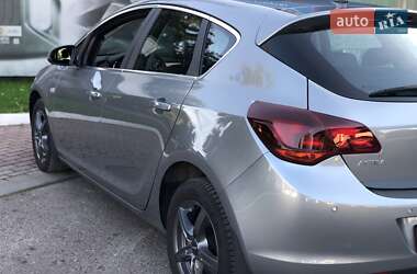 Хэтчбек Opel Astra 2011 в 