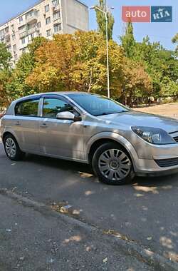 Хэтчбек Opel Astra 2005 в 