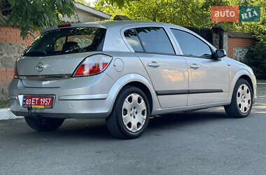 Хэтчбек Opel Astra 2005 в 