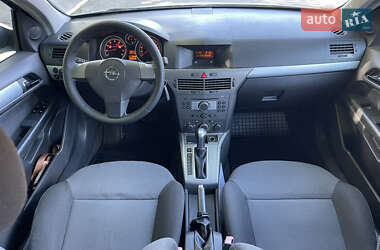 Хэтчбек Opel Astra 2005 в 
