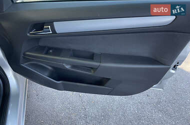 Хэтчбек Opel Astra 2005 в 