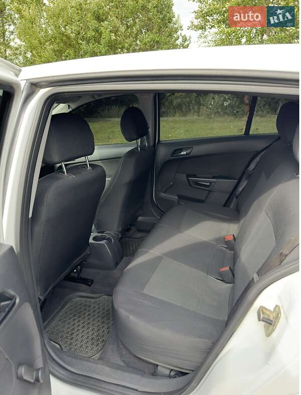 Хетчбек Opel Astra 2011 в Нововолинську