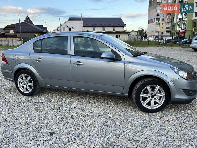 Седан Opel Astra 2011 в Калуші