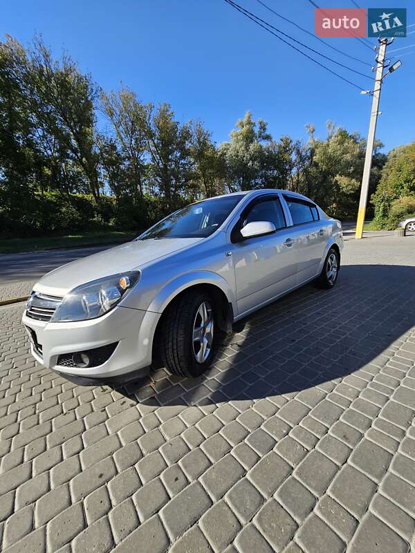 Седан Opel Astra 2011 в Хмельницком