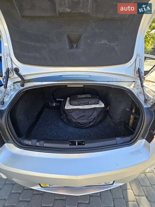 Седан Opel Astra 2011 в Хмельницком