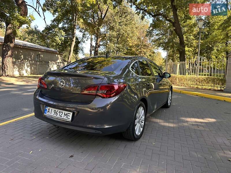 Седан Opel Astra 2013 в Киеве