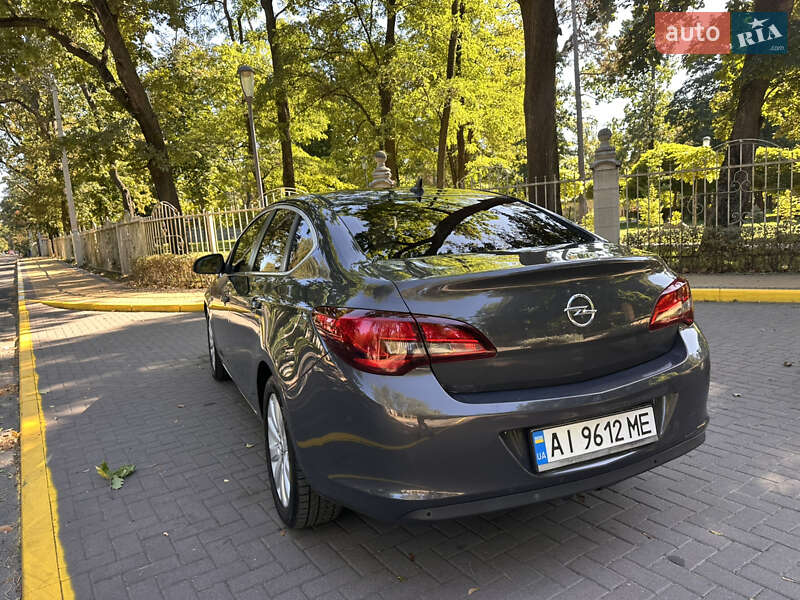 Седан Opel Astra 2013 в Киеве