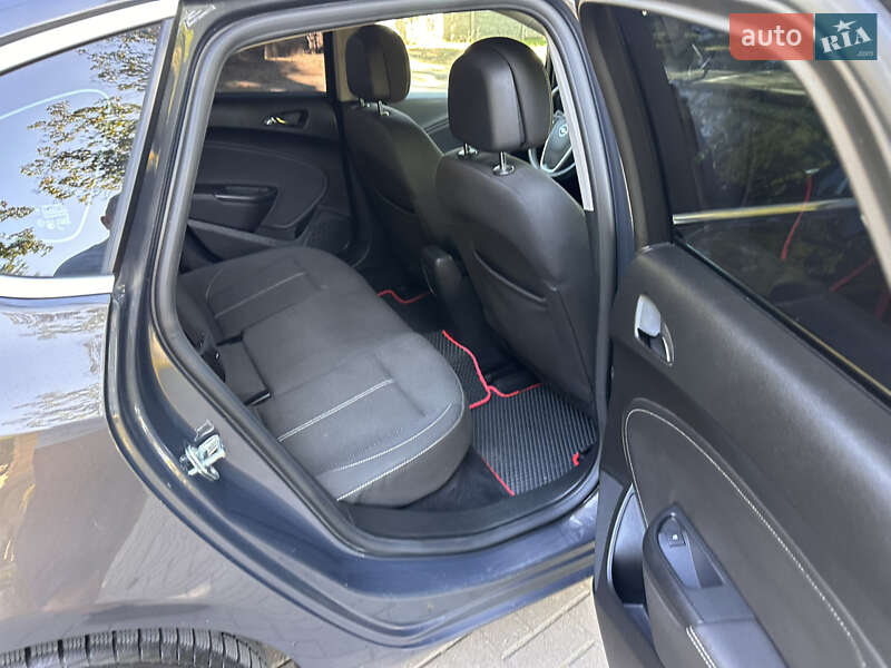 Седан Opel Astra 2013 в Киеве