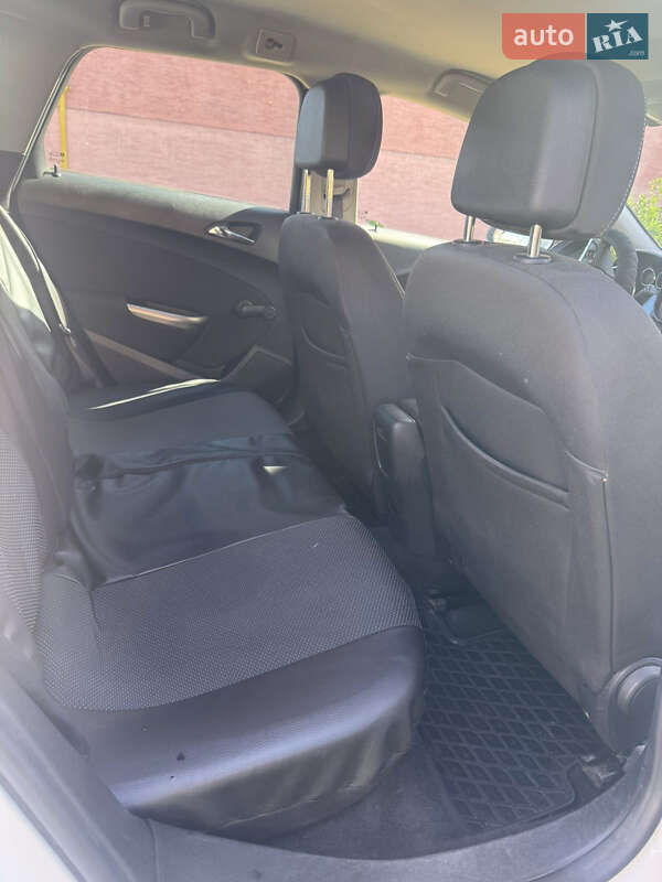 Универсал Opel Astra 2011 в Стрые