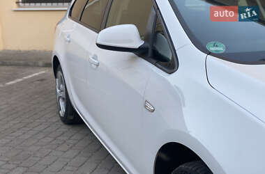 Универсал Opel Astra 2011 в 