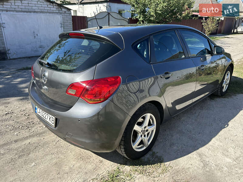 Хэтчбек Opel Astra 2010 в Черкассах
