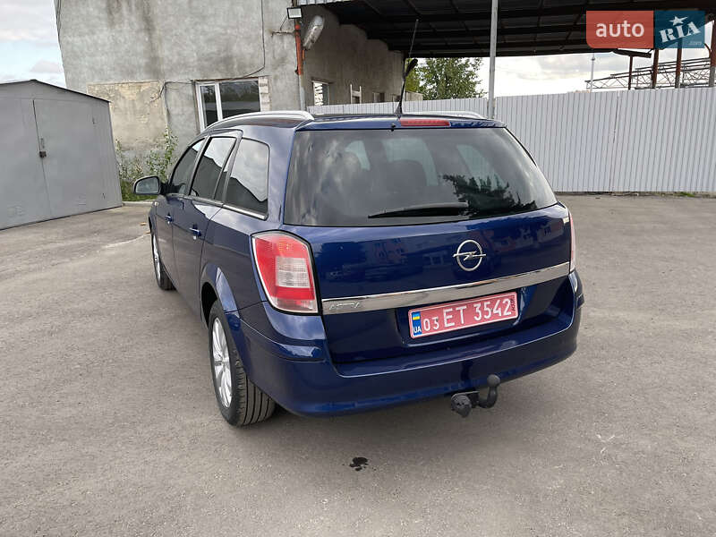 Универсал Opel Astra 2010 в Ровно
