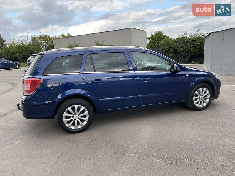 Универсал Opel Astra 2010 в Ровно