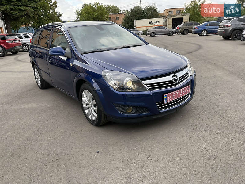 Универсал Opel Astra 2010 в Ровно