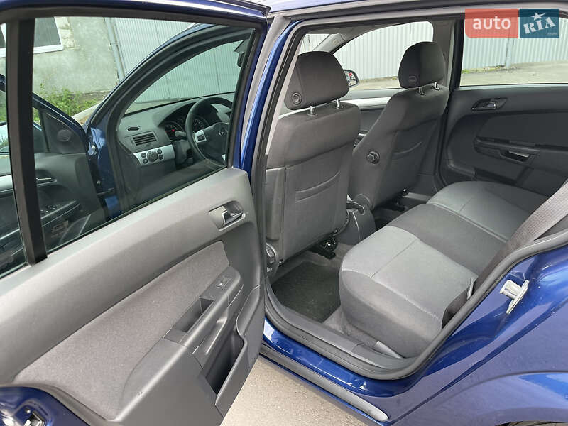 Универсал Opel Astra 2010 в Ровно