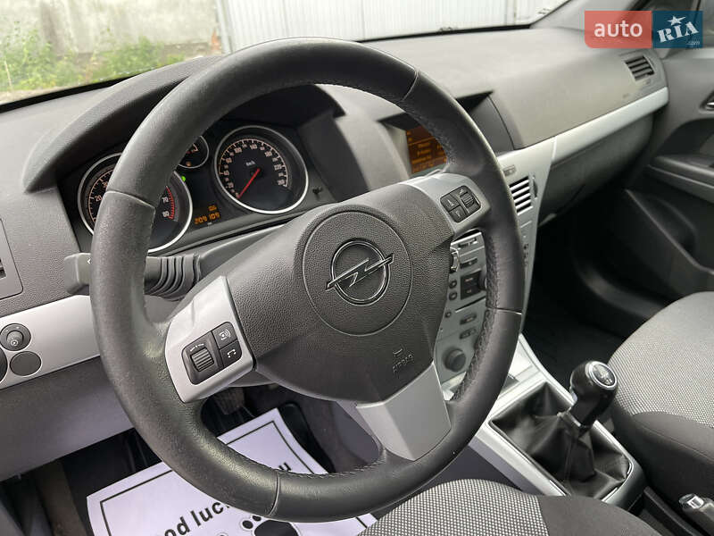 Универсал Opel Astra 2010 в Ровно