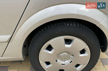 Хэтчбек Opel Astra 2004 в 