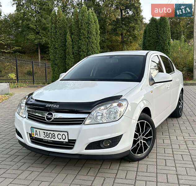 Седан Opel Astra 2012 в Прилуках