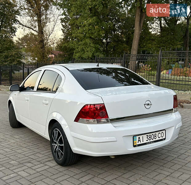 Седан Opel Astra 2012 в Прилуках