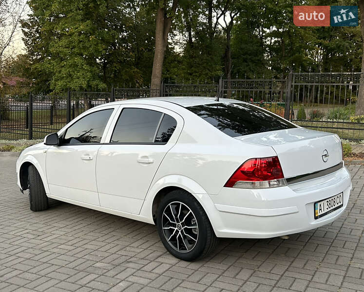 Седан Opel Astra 2012 в Прилуках
