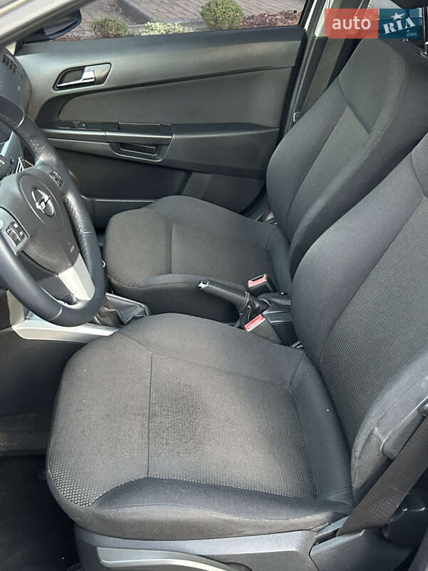 Седан Opel Astra 2012 в Прилуках