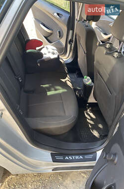 Универсал Opel Astra 2012 в 