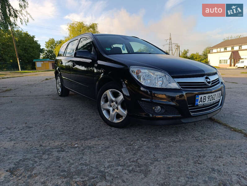 Универсал Opel Astra 2008 в Тростянце