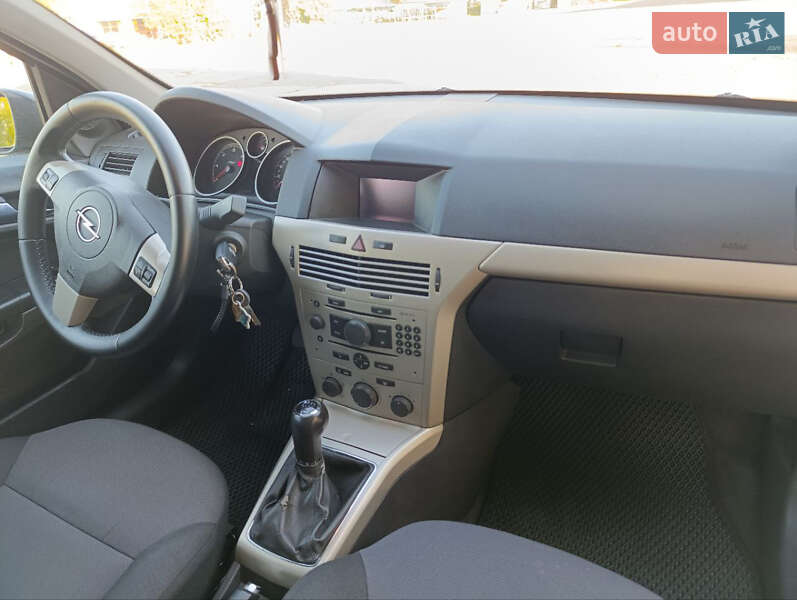Универсал Opel Astra 2008 в Тростянце
