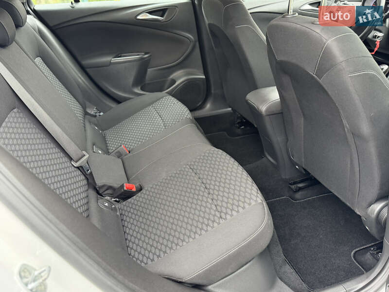 Универсал Opel Astra 2017 в Дрогобыче