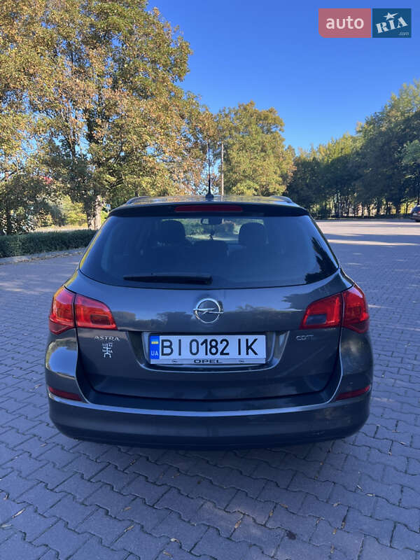 Універсал Opel Astra 2012 в Миргороді