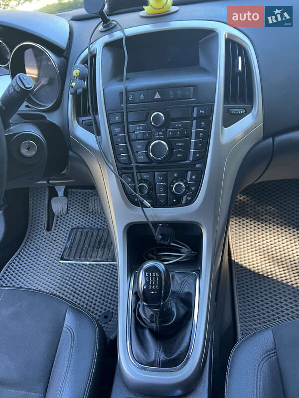 Універсал Opel Astra 2012 в Миргороді