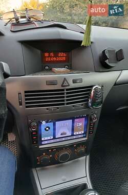 Хэтчбек Opel Astra 2005 в 