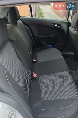 Хэтчбек Opel Astra 2005 в 
