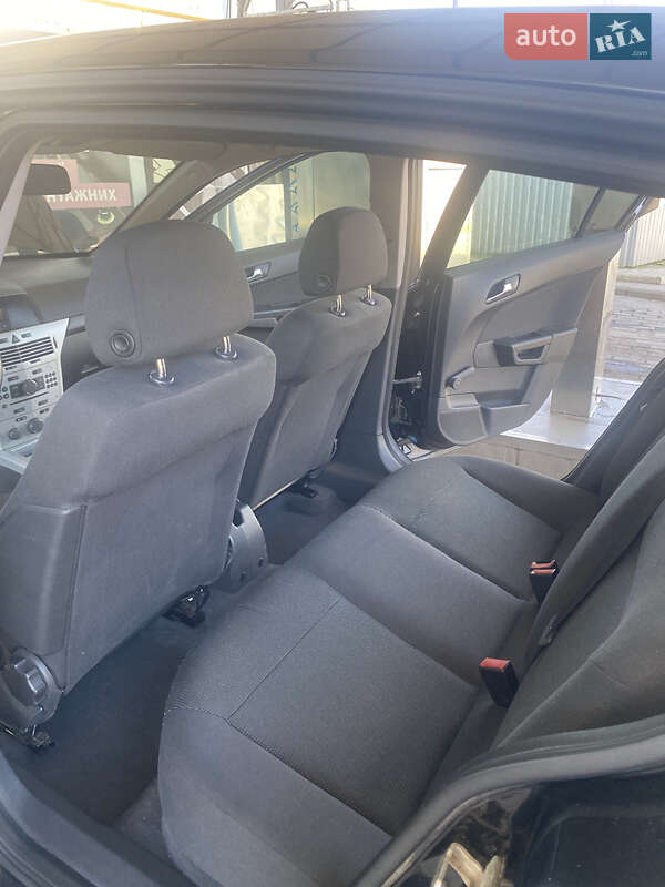Хэтчбек Opel Astra 2009 в Обухове