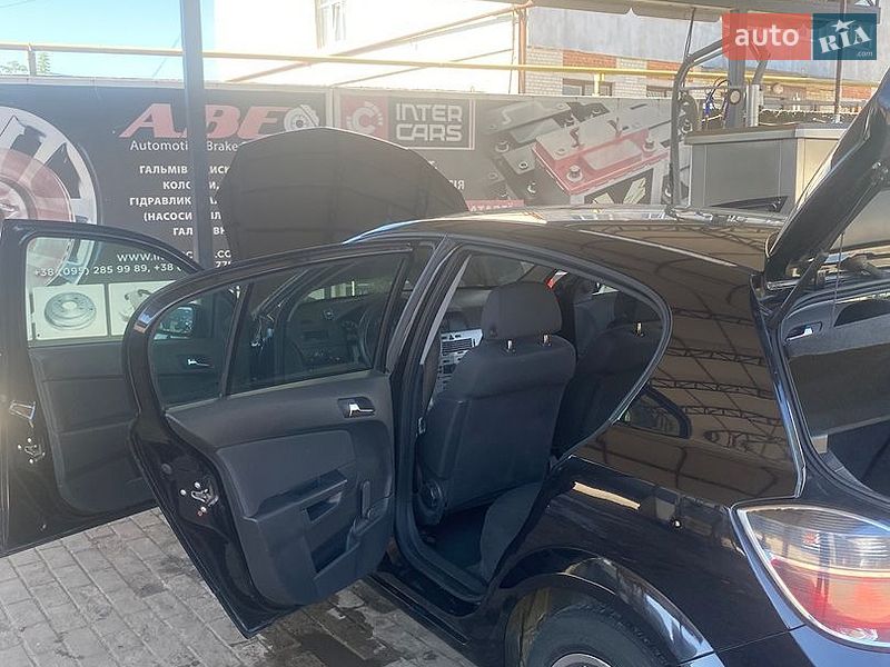 Хэтчбек Opel Astra 2009 в Обухове